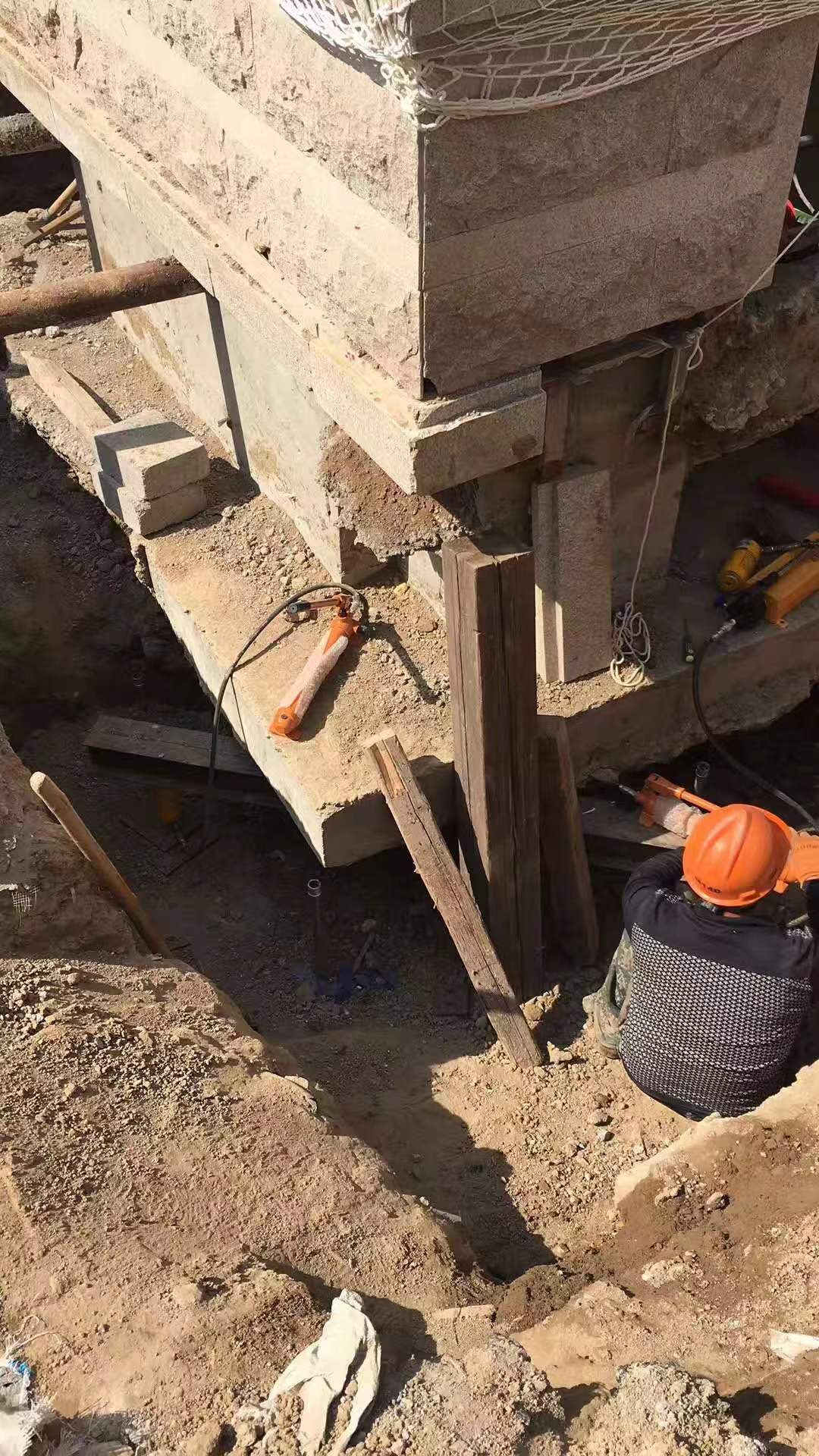 建始房子倾斜了需要怎样加固